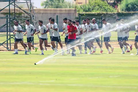 مشاركة بيكهام وانتظام الشحات.. الأهلي يستأنف تدريباته في معسكر تونس